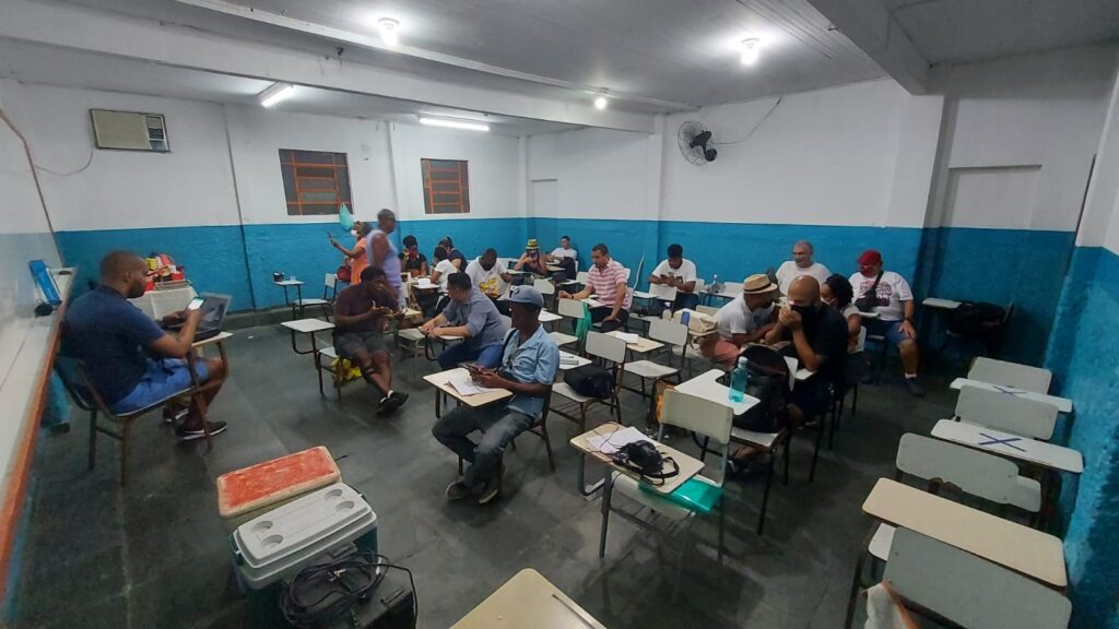 Na sala de aula: Participantes do encontro aguardando o início da reunião.