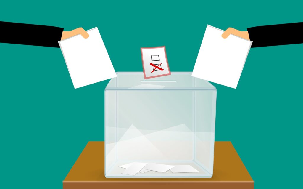 O Voto em papel deixou de ser usado em 1996 quando 70 mil urnas eletrônicas foram usadas pela primeira vez e 32 milhões de brasileiros votaram