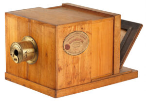 Daguerreótipo era uma caixa enorme que capturava a imagem através da lente e a gravava sobre o vidro / Foto Reprodução site Toda Matéria