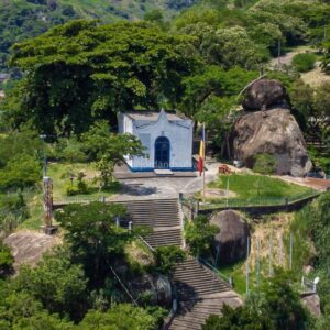 No alto do morro a centenária capela de São José foto : Imagem da internet